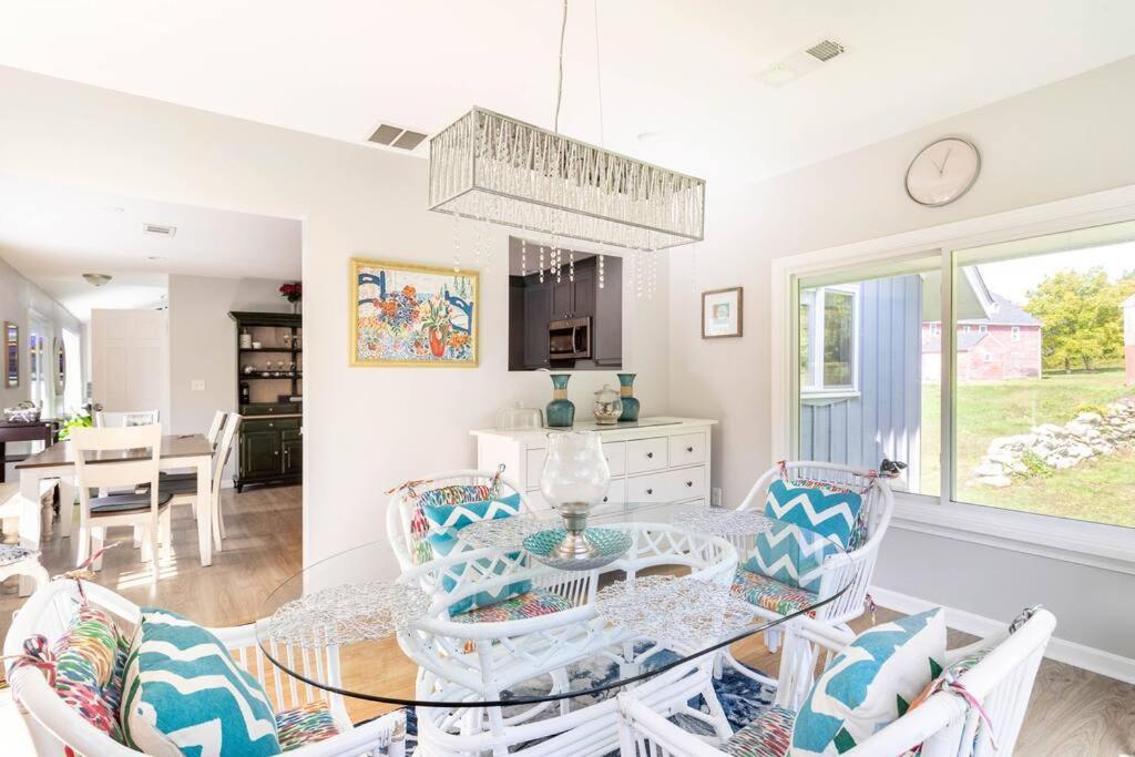 Unique Retreat With Private Patio, 4 King Beds And Bbq Groton Exterior foto