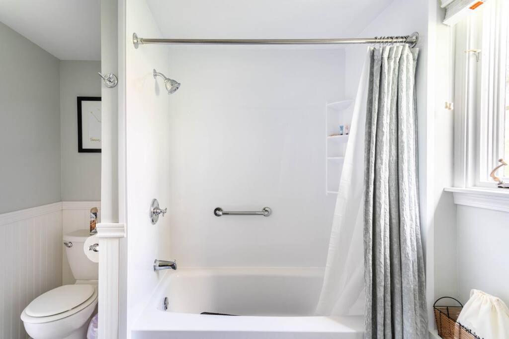 Unique Retreat With Private Patio, 4 King Beds And Bbq Groton Exterior foto