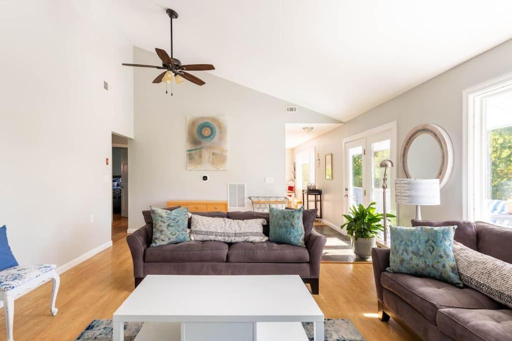 Unique Retreat With Private Patio, 4 King Beds And Bbq Groton Exterior foto